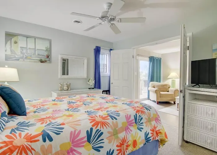 Appartement Indoor Outdoor Pools, Balcony And Fenced Yard, Walk To