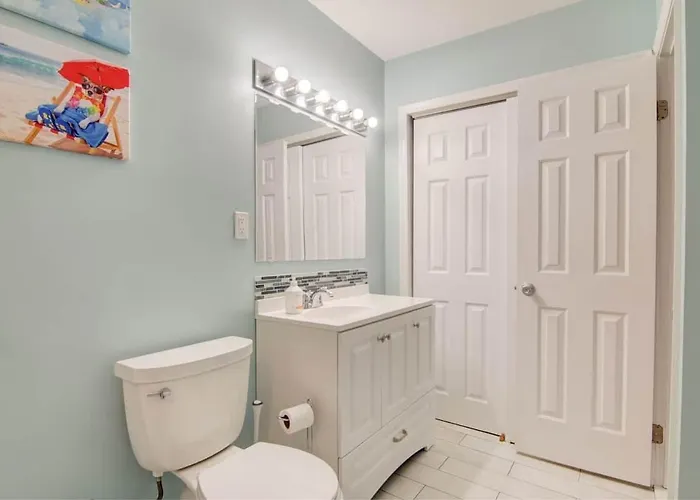 Appartement Indoor Outdoor Pools, Balcony And Fenced Yard, Walk To