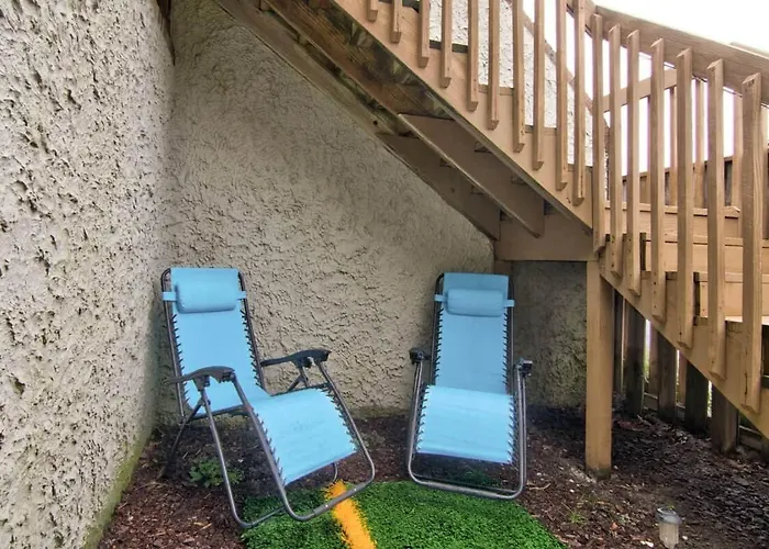 Appartement Indoor Outdoor Pools, Balcony And Fenced Yard, Walk To *