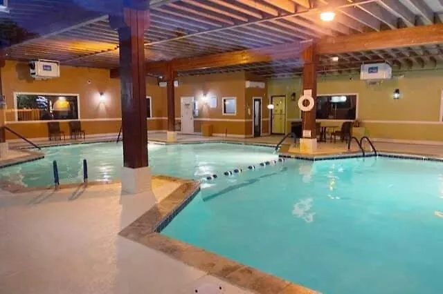 Appartement Indoor Outdoor Pools, Balcony And Fenced Yard, Walk To *